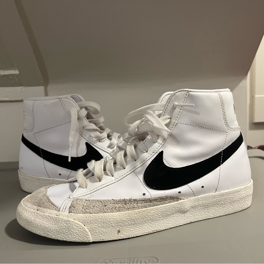 WOMEN'S NIKE BLAZER MID '77 ESSENTIAL CASUAL SHOES